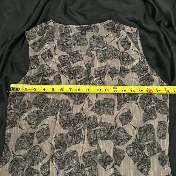 Banana Republic Women's Sleeveless V-Neck Grey/Blk/Metallic Leaf Blouse Size M - Picture 7 of 9